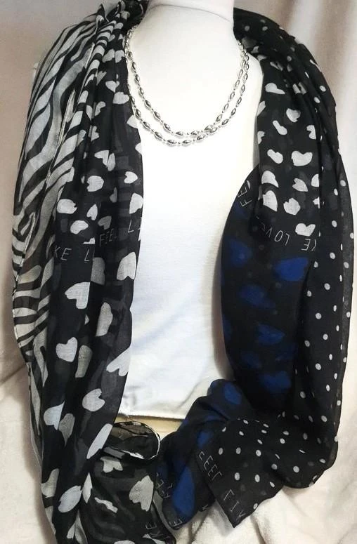 Foulard noir imprimé cœurs et pois
